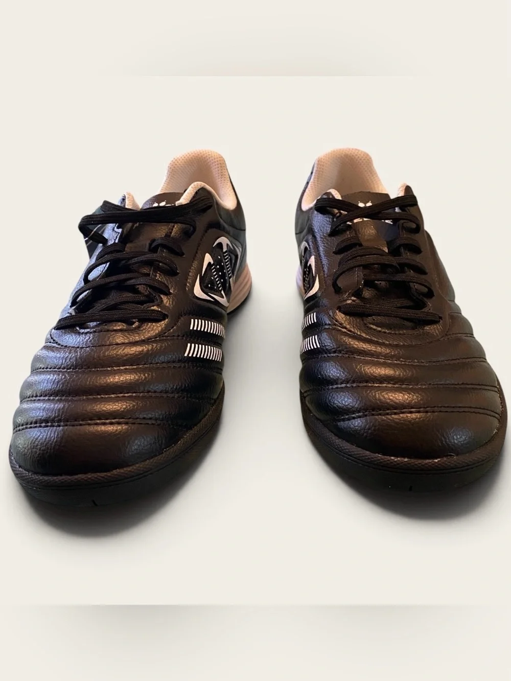 Kelme NWT Men’s Black Athletic Turf Soccer Shoes with White Accents Size 9.5